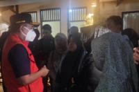 Gubernur Banten Andra Soni (kiri) menemui keluarga korban di Pandeglang, Banten, Minggu (Foto: Antara)
