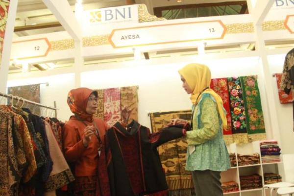 Pengrajin batik binaan BNI. 