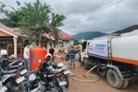 Penyaluran bantuan air bersih dari BNI untuk warga yang terdampak banjir (Foto: Antara)