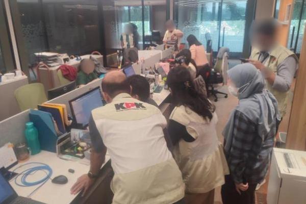 Penyidik KPK melakukan penggeledahan (Foto: Dok Istimewa) 