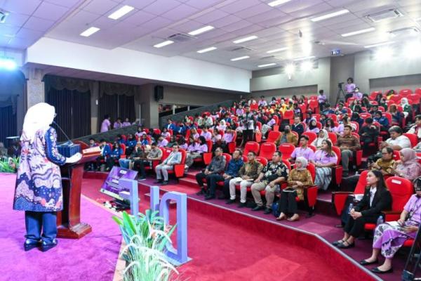 Badan Pengkajian MPR RI menghimpun masukan akademisi dan mahasiswa untuk memperdalam kajian Pokok-Pokok Haluan Negara (PPHN) yang berlangsung dalam Seminar Nasional Diponegoro Law Fair 2026 di Fakultas Hukum Universitas Diponegoro (UNDIP), Semarang, Minggu (Foto: Humas MPR) 